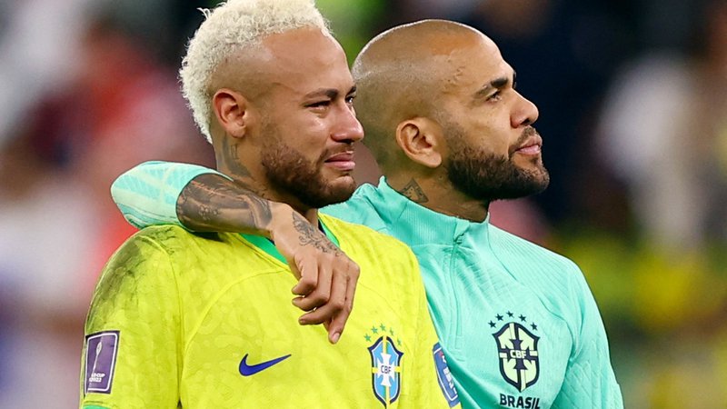 Fotografija: Neymar (levo) in Dani Alves sta prijatelja v dobrem in slabem. FOTO: Matthew Childs/Reuters