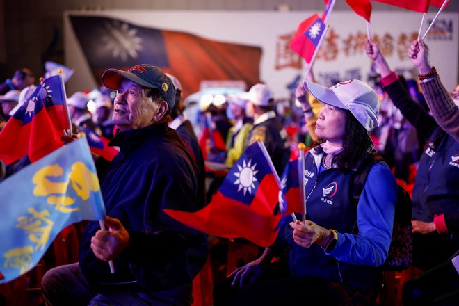 Podporniki stranke KMT. FOTO: Carlos Garcia Rawlins/Reuters