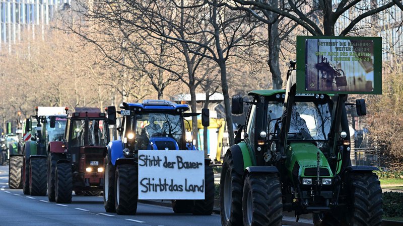 Fotografija: Nemški kmetje protestirajo že teden dni. FOTO: Kirill Kudryavtsev/Afp