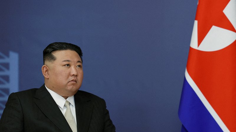 Fotografija: »Menim, da lahko v naši ustavi opredelimo vprašanje popolne zasedbe, podreditve in ponovnega zavzetja Republike Koreje ter si jo priključimo v primeru vojne na Korejskem polotoku,« je še dejal Kim. FOTO: Reuters