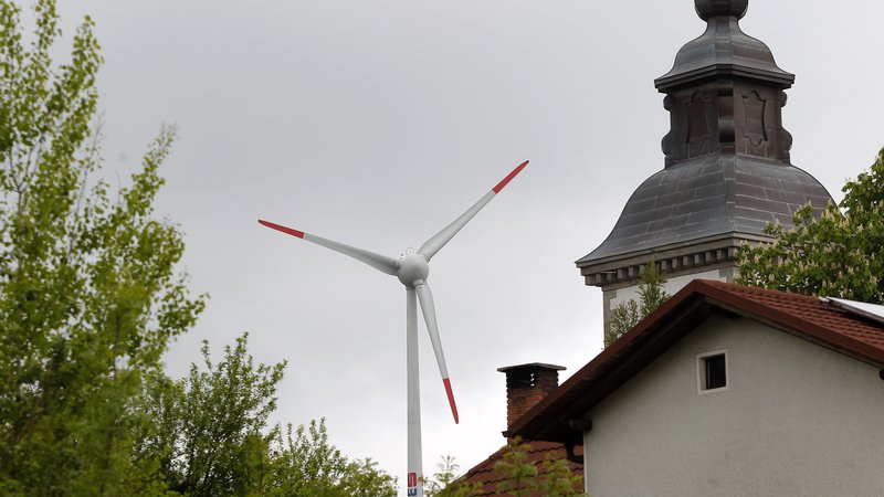 Fotografija: V Sloveniji so postavljene le tri vetrnice, gradnja vetrnih polj pa stoji zaradi nasprotovanja lokalnih skupnosti in okoljevarstvenikov. FOTO: Mavric Pivk