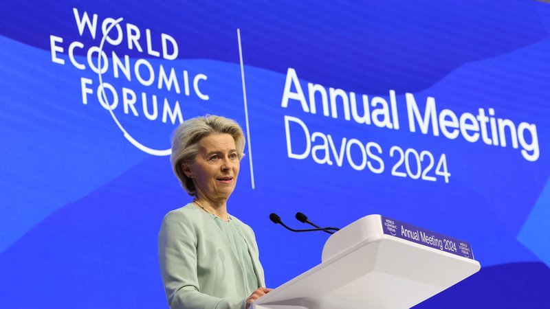 Fotografija: Ursula von der Leyen, ki je včeraj nagovorila udeležence Svetovnega gospodarskega foruma v Davosu, odlaša z objavo odločitve, ali se bo potegovala za še en mandat na čelu evropske komisije. FOTO: Denis Balibouse/Reuters