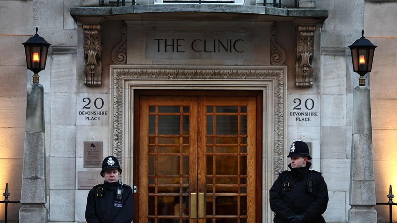 Fotografija: Policija varuje vhod v londonsko kliniko, kjer je bila operirana princesa Kate, ki se zelo verjetno ne bo vrnila k javnim dolžnostim vsaj do velike noči. FOTO: Henry Nicholls/AFP