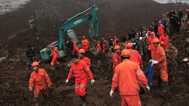 Fotografija: Reševalci iščejo pogrešane med ruševinami. FOTO:  China Daily/Reuters Pictures