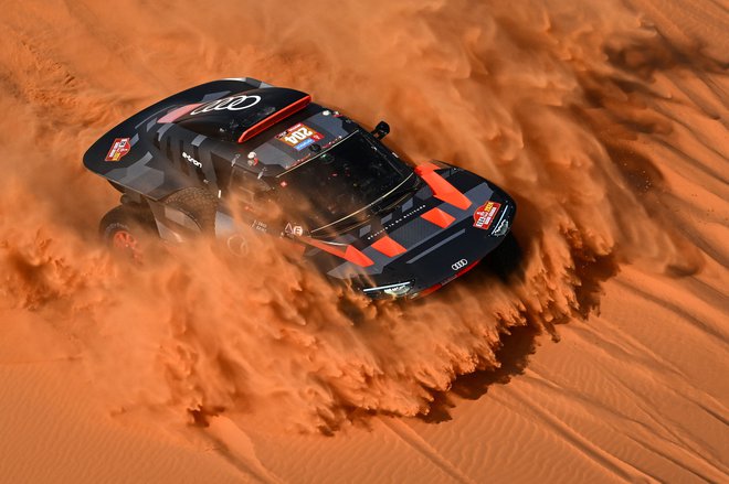 Vožnja s hibridnim audijem v puščavi je zahteven izziv, a v njej uživa. FOTO: Patrick Hertzog/AFP