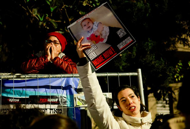 Vlada izraelskega premiera Benjamina Netanjahuja je deležna ostrih kritik, češ da ni storila dovolj za osvoboditev talcev. Na fotografiji družinski člani zajetih talcev. FOTO: Reuters