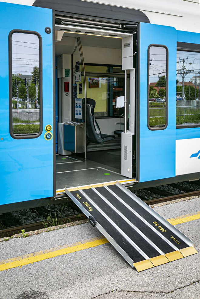 Vsi novi vlaki omogočajo enostavnejši vstop in izstop tudi gibalno oviranim, imajo izvlečno stopnico in dodatno mobilno klančino za invalidski voziček. FOTO: arhiv SŽ