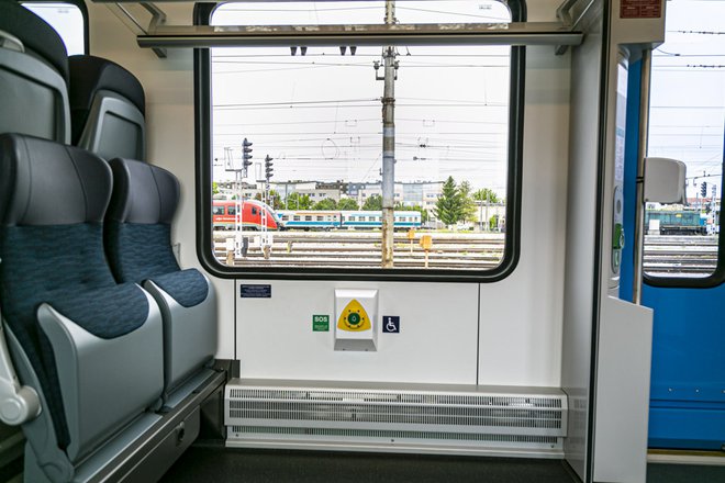 V 52 novih nizkopodnih vlakih stadler so predvidena posebna mesta, prilagojena za invalidski voziček, do leta 2025 bo še 20 takšnih vlakov. FOTO: arhiv SŽ