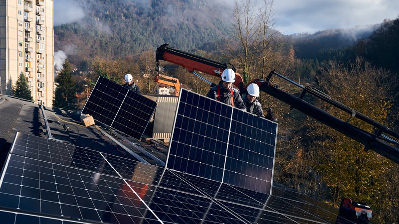 Fotografija: Montaža sončne elektrarne na strehi OŠ narodnega heroja Rajka v Hrastniku. FOTO: Timotej Vrtnik