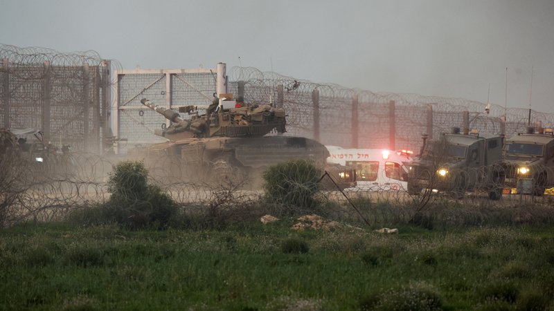 Fotografija: Izrealski tanki obstreljuje bolnišnico v obkoljenem mestu. FOTO: Amir Cohen/Reuters