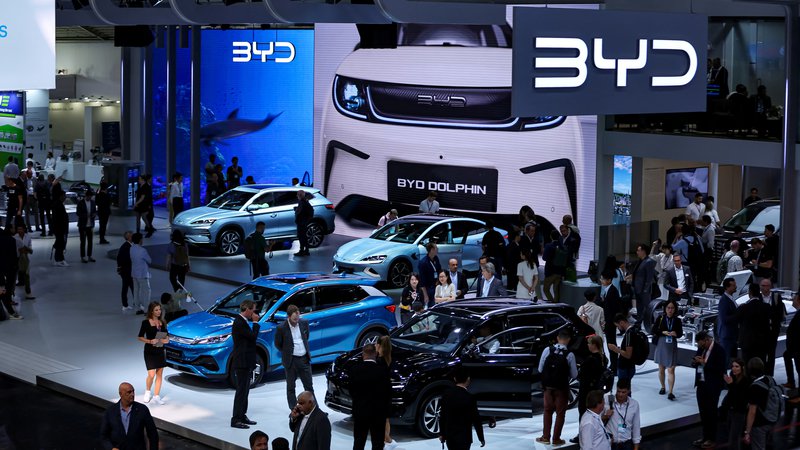 Fotografija: Kitajska znamka avtomobilov BYD želi v Evropi tudi proizvajati, ne samo prodajati. FOTO: Leonhard Simon/Reuters