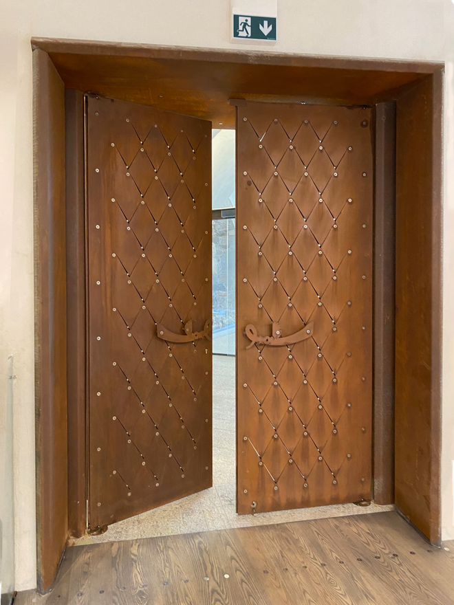 Prostor je dobil tudi dvoje na novo oblikovanih vrat – ta so sorodna vsem novim arhitekturnim elementom, ki so jih v petih desetletjih v biroju oblikovali za grad. FOTO: Miha Intihar