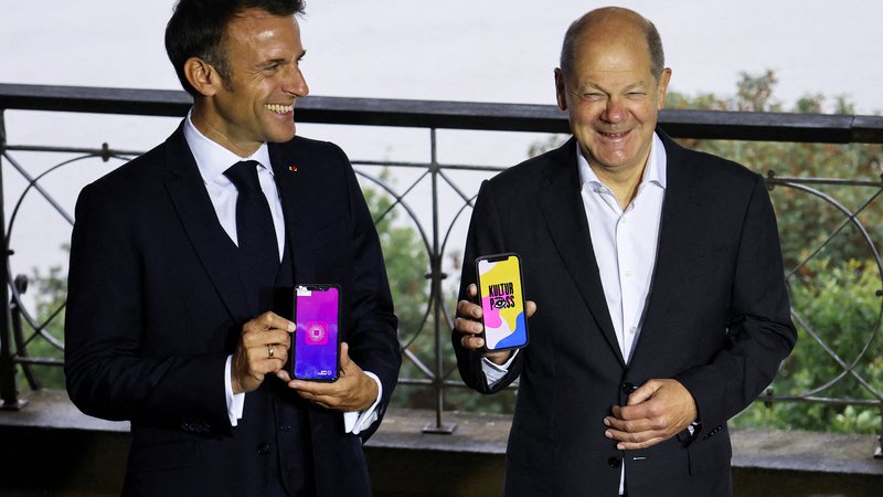 Fotografija: Nemški kancler Olaf Scholz (desno) in francoski predsednik Emmanuel Macron lani jeseni, navdušena nad aplikacijo kulturpass FOTO: Wolfgang Rattay/Reuters