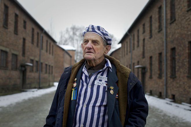 Nekdanji taboriščnik Ihor Malicki v Auschwitzu januarja 2015. FOTO: Voranc Vogel/Delo 