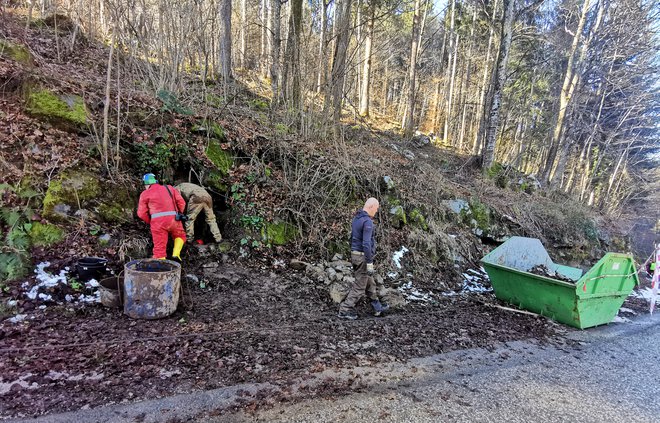 Brezno ob cesti pri Pihalniku je okoli 30 metrov oddaljeno od jame Pihalnik in skoraj do vrha je bilo zasuto z odpadki. FOTO: Saša Senica

 