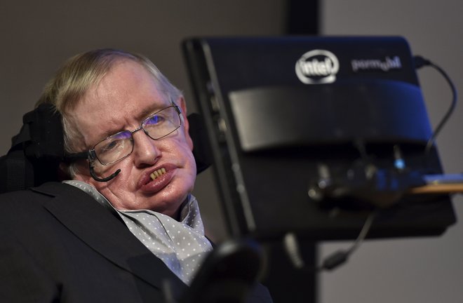 Britanski teoretični fizik Stephen Hawking je vse odraslo življenje trpel za degenerativno boleznijo, ki prizadene motorično živčevje. FOTO:Toby Melville/Reuters