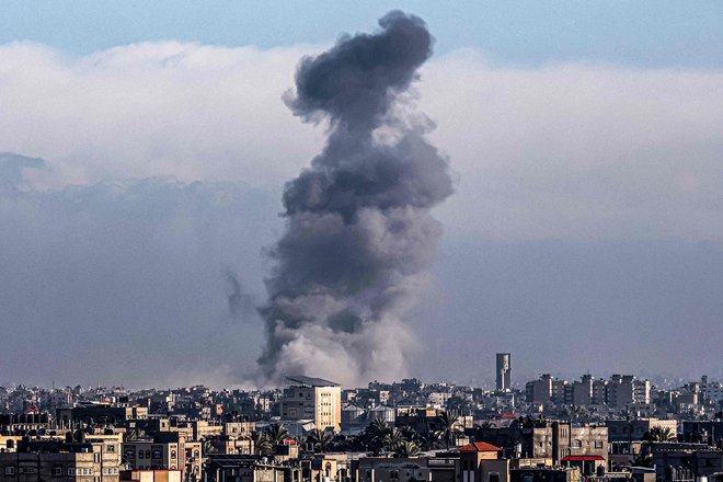 Vojaška ofenziva v Gazi, ki jo je Izrael začel po napadu Hamasa na Izrael 7. oktobra, je doslej terjala najmanj 26.422 smrtnih žrtev, večinoma žensk in otrok. FOTO: AFP