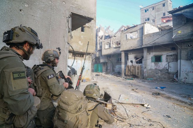 Izraelska vojska na območju Han Junisa FOTO: AFP