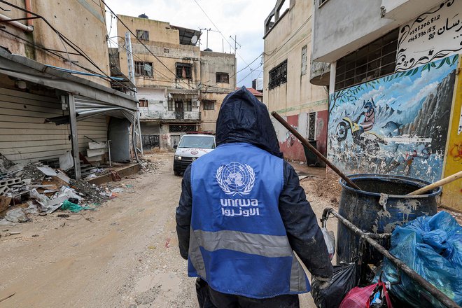 Iz UNRWA so v petek sporočili, da so zaradi navedb Izraela, da so sodelovali pri napadu Hamasa na Izrael, odpustili več uslužbencev in uvedli preiskavo. FOTO: Jaafar Ashtiyeh/AFP