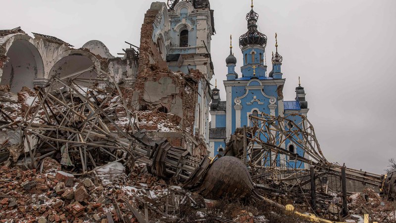 Fotografija: Del ruskega premoženja se bo po načrtih iz EU stekel v obnovo Ukrajino, kateri Putinova vojna vsak dan povzroča orjaško škodo. FOTO: Roman Pilipey/AFP