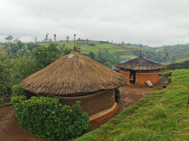 Tradicionalne ugandske hiše v okolišu Kween na pobočjih Mount Elgona. FOTO: Lucijan Zalokar