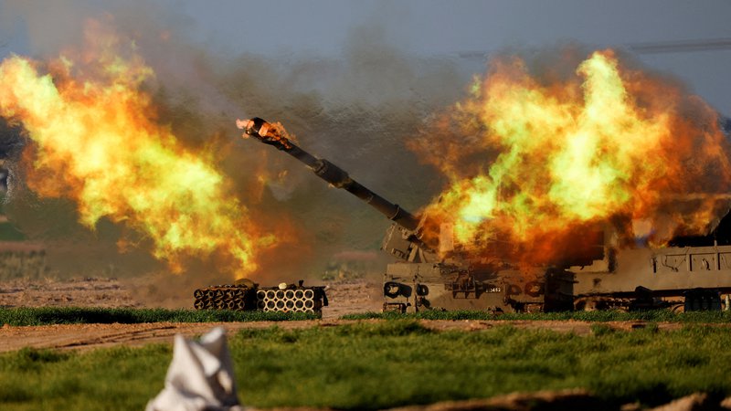 Fotografija: Izraelsko topništvo brez prestanka obstreljuje Gazo. FOTO: Amir Cohen/Reuters