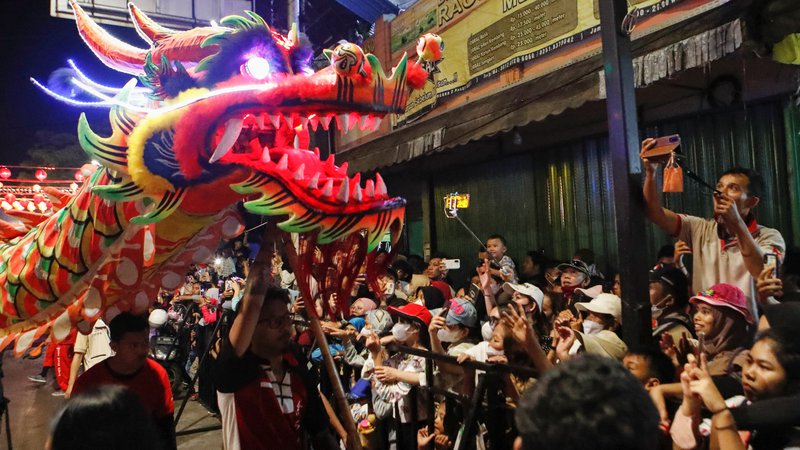 Fotografija: Kitajci imajo radi zmaja. To naj bi bilo znamenje najuspešnejših, najsrečnejših in najbogatejših. FOTO: Ajeng Dinar Ulfiana/Reuters