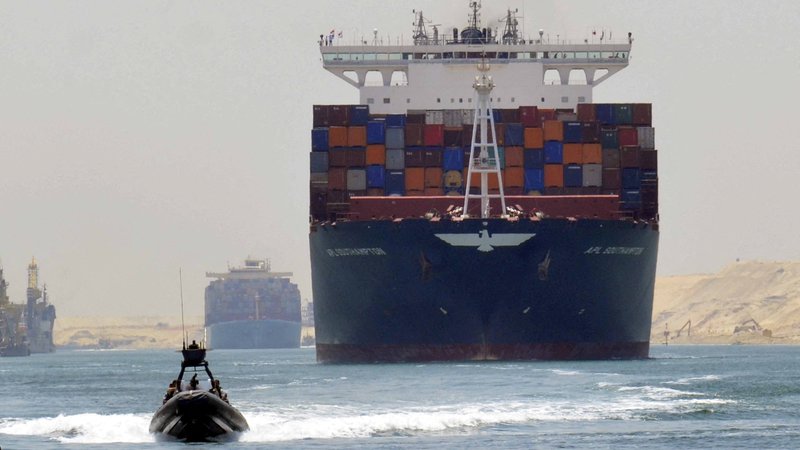 Fotografija: Skozi Sueški prekop običajno potuje več kot četrtina kontejnerjev v mednarodni pomorski trgovini. FOTO: Stringer/Reuters