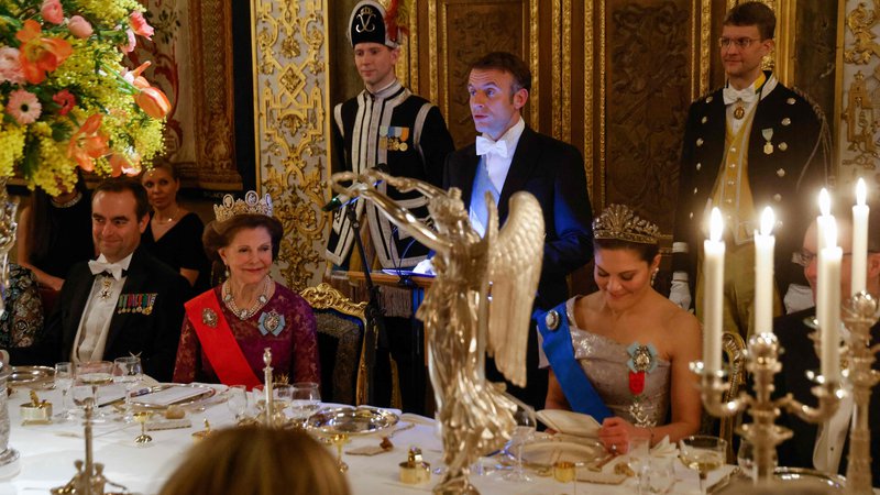 Fotografija: Macron je pri svojem vladanju doslej pokazal veliko mero samovolje monarha. Na fotografiji je na večerji pri švedski kraljici Silviji.​ FOTO: Ludovic Marin/AFP