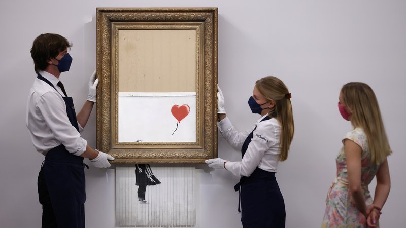 Fotografija: Za Deklico z balonom, ki je postala Ljubezen je v smeteh, so na novi dražbi iztržili rekordnih 22 milijonov evrov. FOTO: Tom Nicholson/Reuters