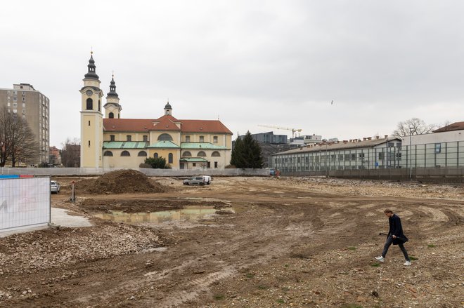Zemljišče ob Roški cesti je pripravljeno za začetek gradnje medicinskega kampusa. FOTO: Voranc Vogel/Delo