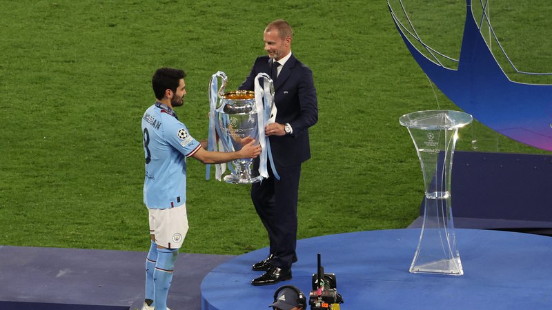 Fotografija: Lani so bili zadovoljni tako Aleksander Čeferin kot nogometaši Manchester Cityja. FOTO: Umit Bektas/Reuters