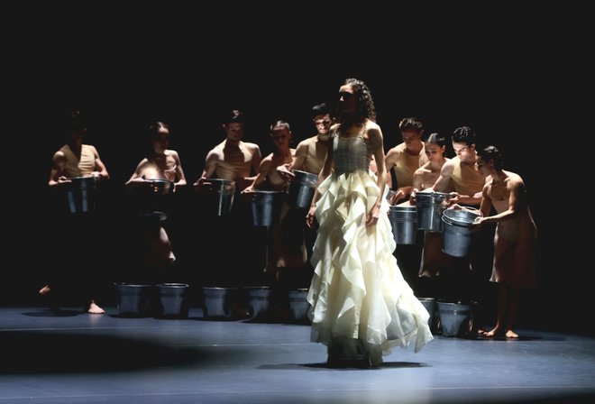 Del programa je bila baletna predstava Povodni mož po konceptu in v koreografiji Edwarda Cluga. FOTO: Blaž Samec/Delo