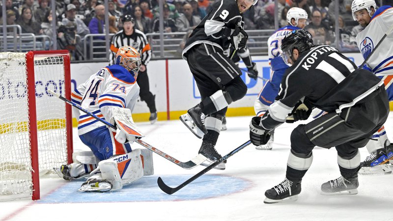 Fotografija: Feb 10, 2024; Los Angeles, California, USA; Edmonton Oilers goaltender Stuart Skinner (74) blocks a shot as Los Angeles Kings right wing Adrian Kempe (9) jumps out of the way as center Anze Kopitar (11) chases down the puck in the second period against the Edmonton Oilers at Crypto.com Arena. Mandatory Credit: Jayne Kamin-Oncea-USA TODAY Sports Foto Jayne Kamin-oncea Usa Today Sports Via Reuters Con