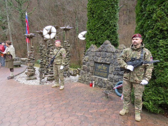 Častna straže pripadnikov Slovenske vojske pred spomenikom narodnega heroja Ilije Badovinca. FOTO: Bojan Rajšek/Delo