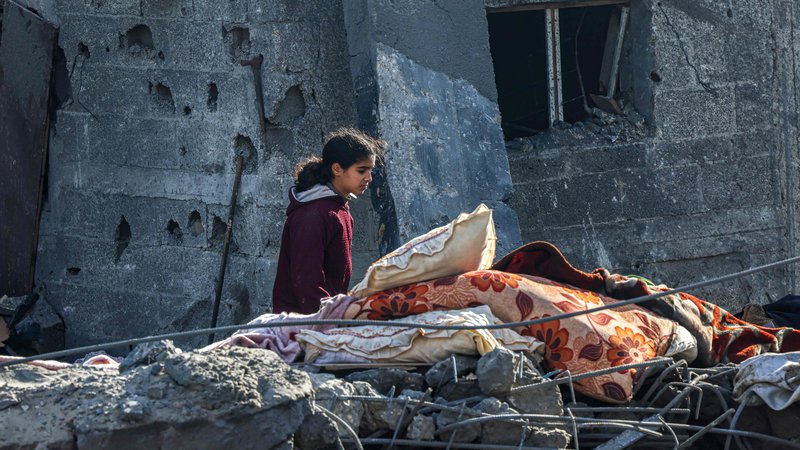 Fotografija: Izraelska vojska, ki je Rafo označila za »varno območje«, mesto na jugu Gaze sicer napada že več tednov – ljudje, ki nimajo nikakršne alternative, so lačni, bolni, izčrpani; kolektivno travmatizirani. FOTO: Said Khatib/AFP