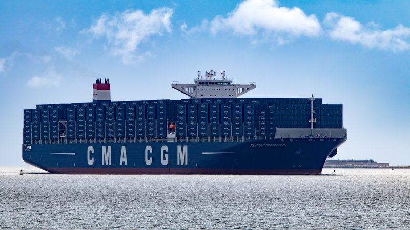 Fotografija: Ladja T. Roosevelt lahko naloži več kot 14.402 kontejnerski enoti in je največja ladja družbe CMA CGM, kar jih je doslej prispelo v Slovenijo. FOTO: Englishanne/Wikipedia