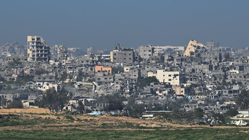 Fotografija: Od trenutka, ko je Izrael po Hamasovih grozodejstvih 7. oktobra sprožil operacijo kolektivnega kaznovanja Palestincev, je svoje, večinoma porušene domove moralo zapustiti že 1,7 milijona od 2,3 milijona prebivalcev palestinske enklave. FOTO: Dylan Martinez/Reuters