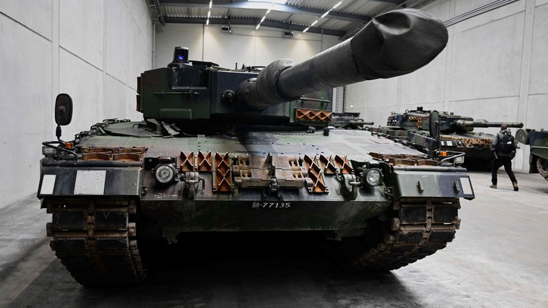 Fotografija: Proizvodna linija tankov Leopard 2. FOTO: Fabian Bimmer/AFP