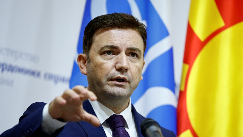 Fotografija: Zunanji minister Severne Makedonije Bujar Osmani mora v teh dneh odgovarjati na številna vprašanja zaskrbljenih Makedoncev, ki so ostali brez veljavnih dokumentov. FOTO: Thomas Peter/Reuters