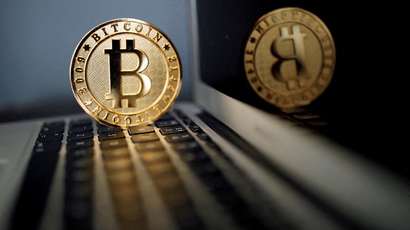 Fotografija: Bitcoin je dosegel 50.000 dolarjev, kar je ključni mejnik po dveh letih relativne stagnacije. FOTO: Benoit Tessier/Reuters
