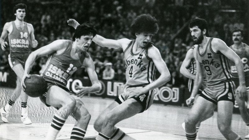 Fotografija: Peter Vilfan se bori proti še eni legendi košarke, mlademu Draženu Petroviću. Foto TVS