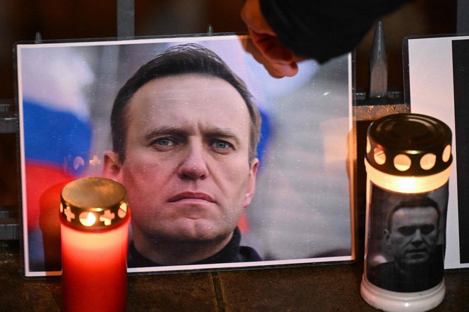 Podpornike Navalnega je novica o njegovi smrti spodbudila k odhodu na ulice, kjer so v spomin na borca za demokracijo glede na posnetke z družbenih omrežij v več mestih po Rusiji polagali cvetje. FOTO: AFP