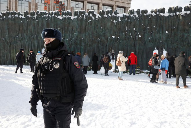 Policijski nadzor shoda v spomin na Navalnega ob moskovskem spomeniku žrtvam politične represije. FOTO: Reuters