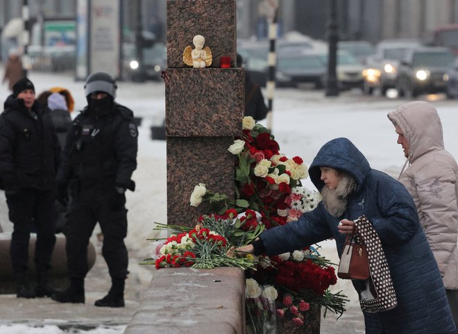 Policijski nadzor ob spomeniku šrtvam politične represije v Sankt Peterburgu. FOTO: Reuters