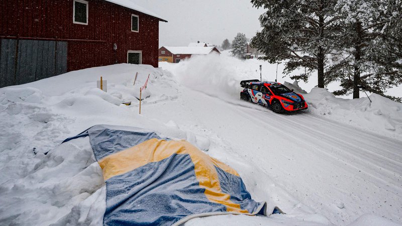 Fotografija: Če Finec Esapekka Lappi (njegov avtomobil je na fotografiji) dobi preizkušnjo na Švedskem, bo švedski ponos v reliju na tleh. FOTO: Jonathan Nackstrand/AFP
