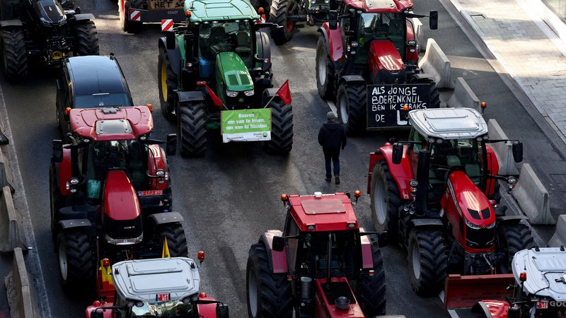 Fotografija: Razjarjeni kmetje so prvega februarja, ko je v Bruslju potekal vrh voditeljev EU, mesto ohromili s 1300 traktorji. FOTO: Yves Herman/Reuters