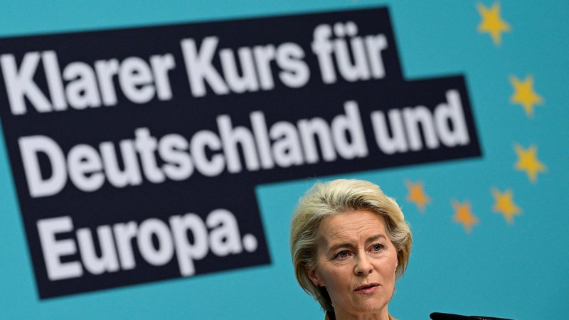 Fotografija: Po dolgem odlašanju je Ursula von der Leyen danes še uradno napovedala, da si želi še en mandat na čelu evropske komisije. FOTO: John Macdougall/AFP