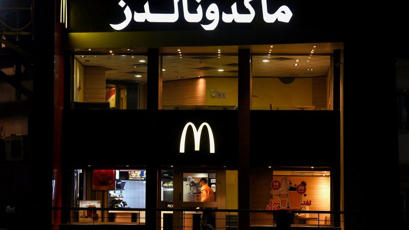 Fotografija: Prazna restavracija McDonald's v Egiptu Foto Mohamed Abd El Ghany/Reuters