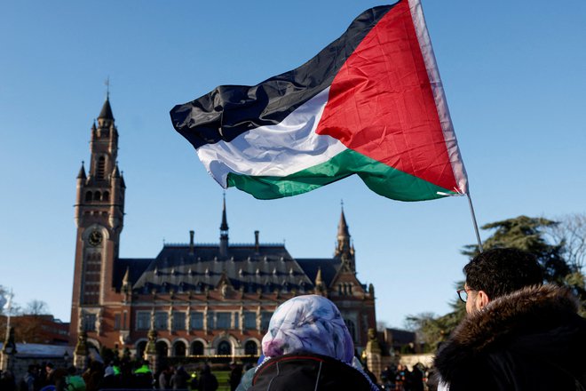 Podporniki Palestine so se pred ICJ zbrali konec januarja, ko je sodišče Izraelu odredilo začasne ukrepe za preprečitev genocida v Gazi. FOTO: Piroschka Van De Wouw/Reuters